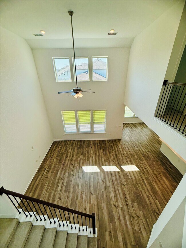 Building Photo - 15826 Dove Holw Dr