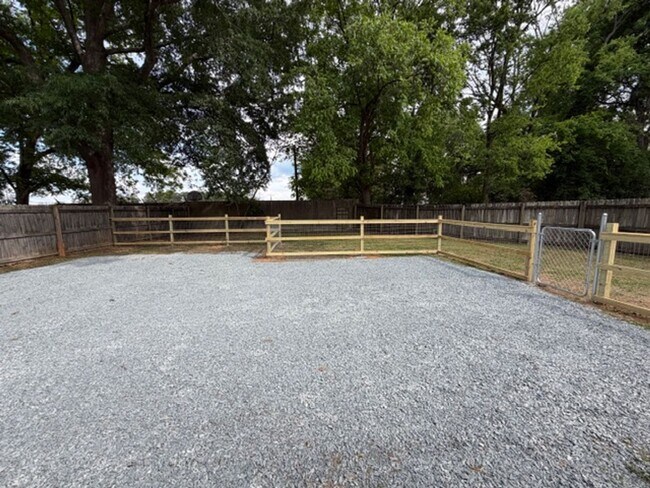 Building Photo - 1/2 MO/OFF SPECIAL - 3 bed/2 bath Fenced yard