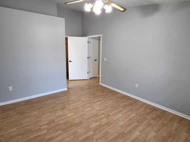Building Photo - 3 bedroom Kenosha condo