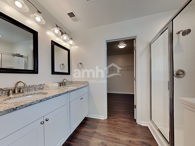 Building Photo - 136 Weeping Cypress Dr
