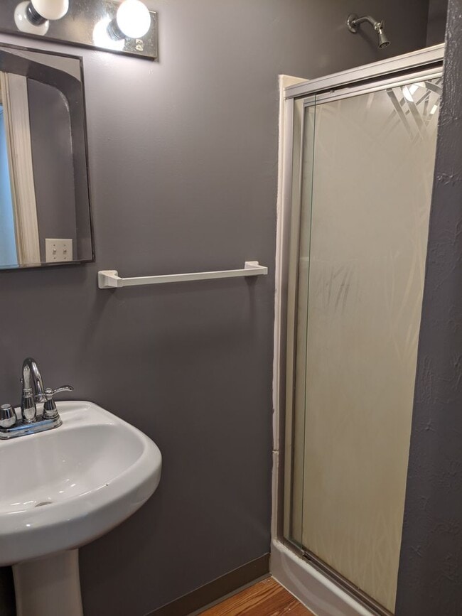Building Photo - Renovated South Oakland 6 bedroom House