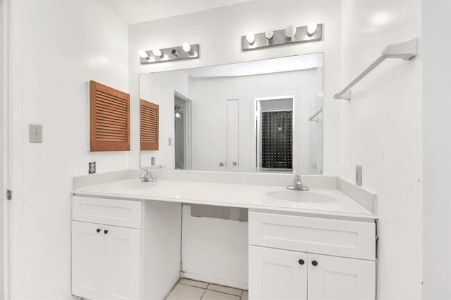 Building Photo - 13610 Piney Oaks Dr
