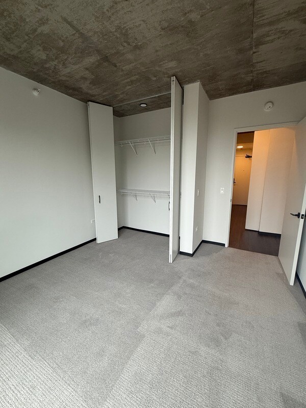 Building Photo - 1319 W Lake
