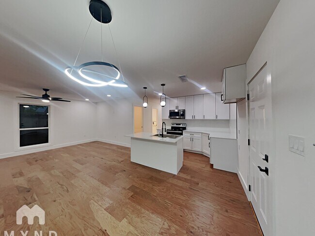 Building Photo - 1603 Rutland Dr