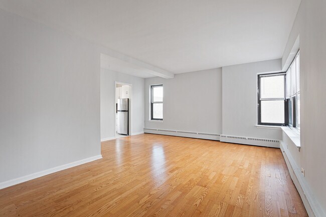 Building Photo - 5858 N Sheridan Rd