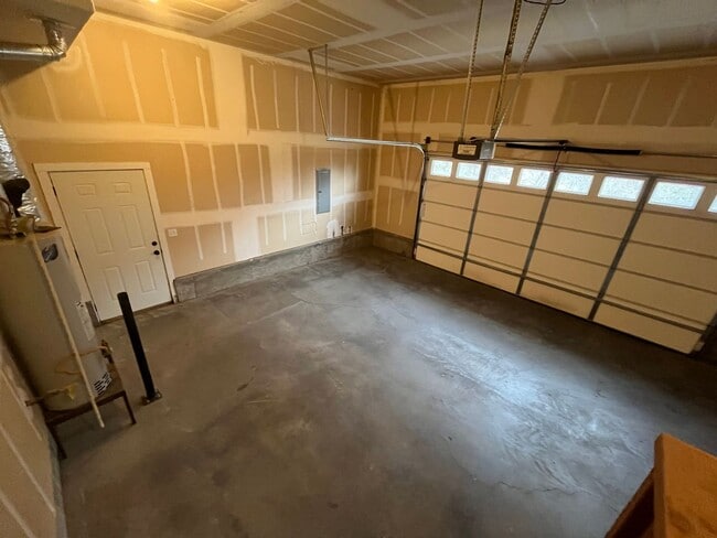 Building Photo - 3 Bed/2.5 Bath Single Family Home Close to the Old Mill