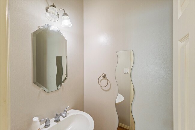Building Photo - 7135 Harmony Cove