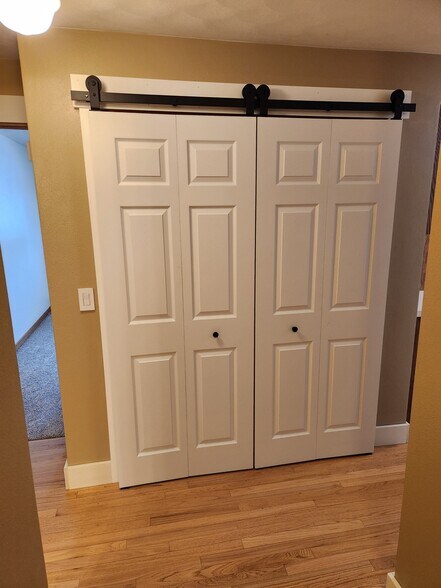 Laundry - 1502 W Weiland Ln