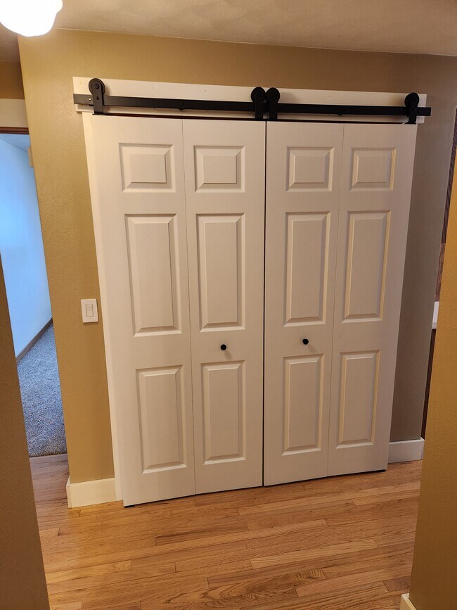 Laundry - 1502 W Weiland Ln