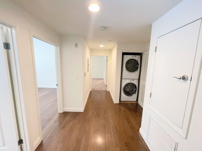 Building Photo - Studio City living at a great price. 3bd/2ba condo, dual parking, water/trash included!