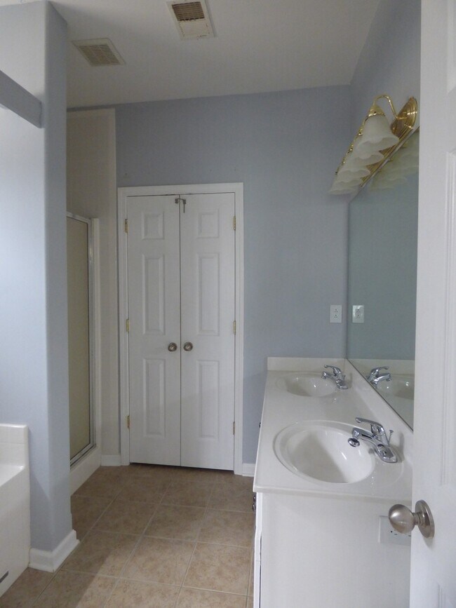 Building Photo - Beautiful 3 BR, 2 Bath Home, All Electric, Vaulted Ceilings, Walk-In Closets, Garage