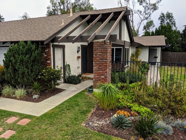 Building Photo - 701 E Fairway Dr