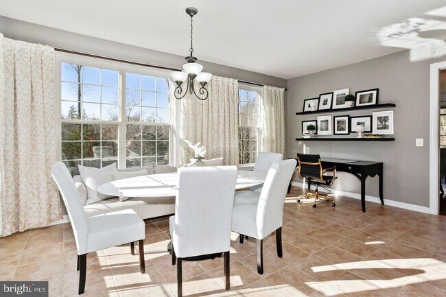 Building Photo - Tenant is in process of moving. Excuse us for the mess. the house will be completely ready once t...