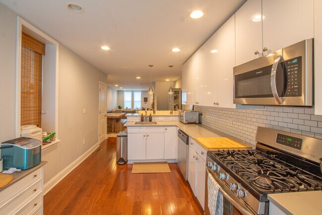 Building Photo - Beautiful Point Breeze Townhome