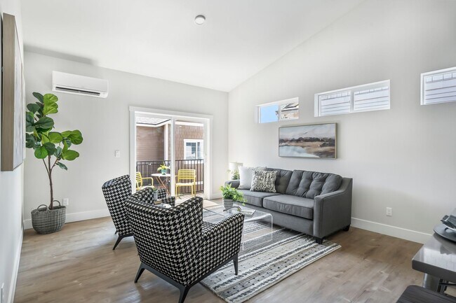 Building Photo - New 2 Bed/1 Bath Duplex Apartment with Two...