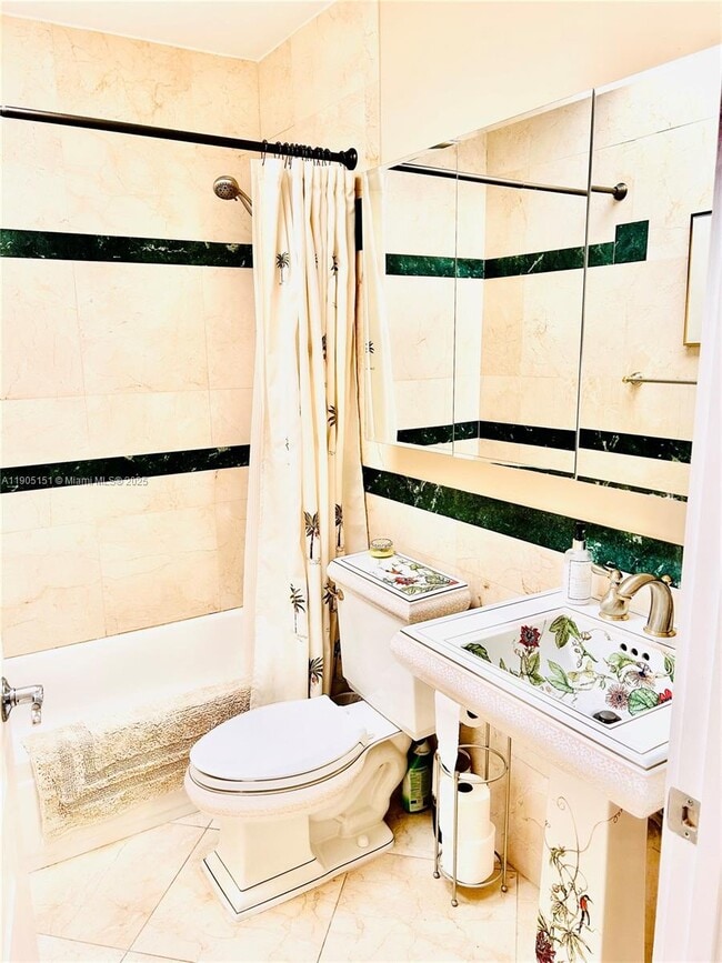 Building Photo - 484 Commodore Cir