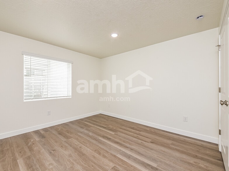 Building Photo - 1323 W Mahogany St