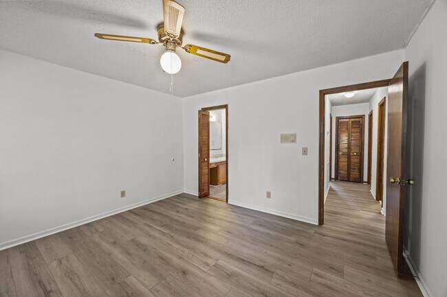 Building Photo - Charming Rental in Central Location
