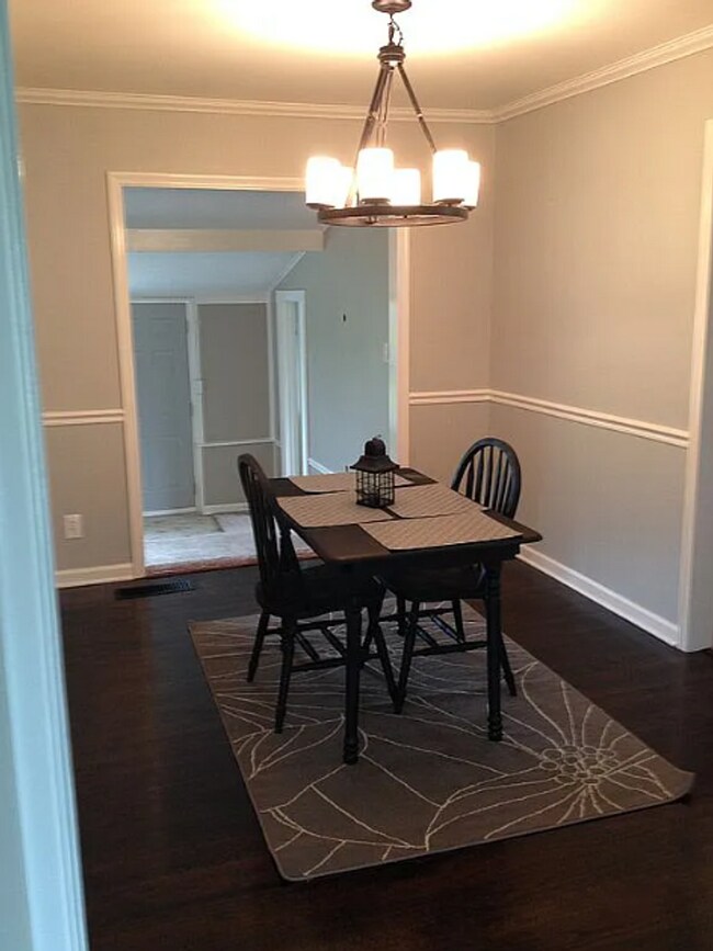 Building Photo - 4 Bed | 2 Bath in Midtown!