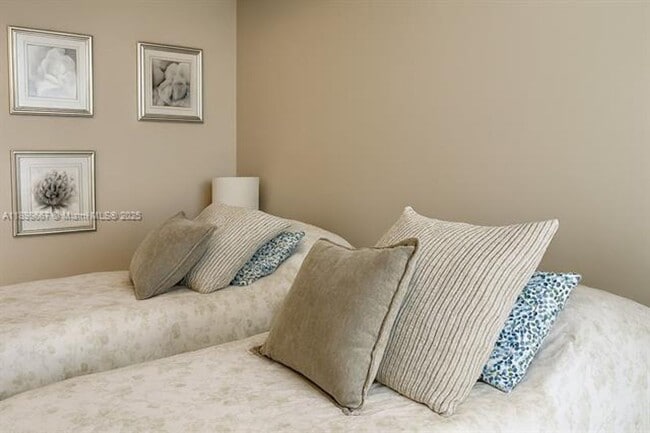 Building Photo - 15901 Collins Ave