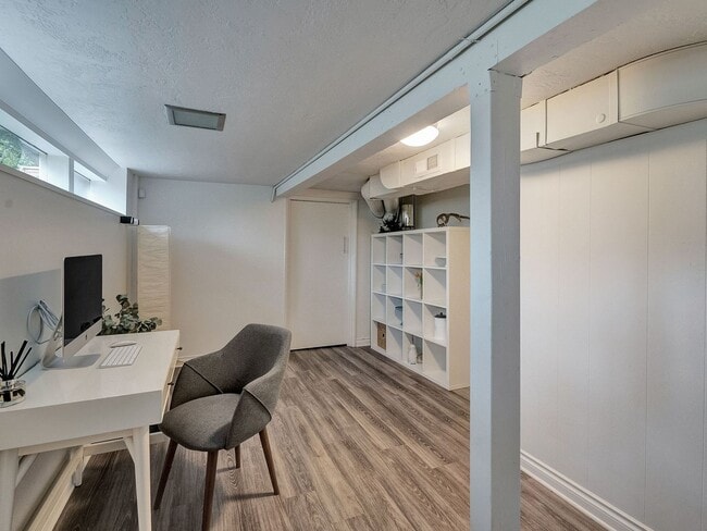 Building Photo - Chic Urban Oasis in Hillsdale