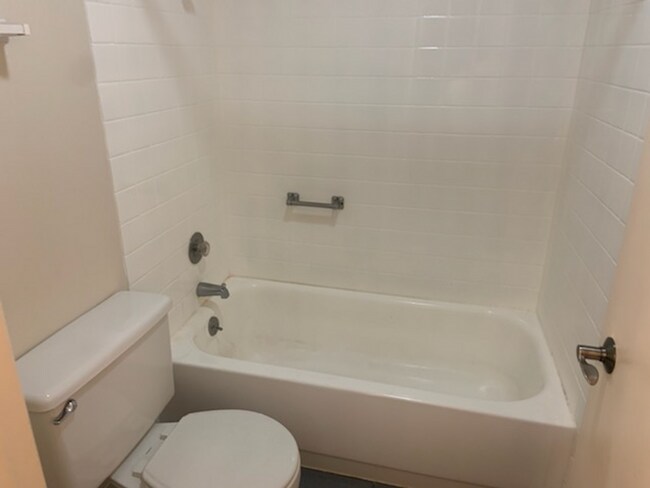 Building Photo - One Bedroom Condo Available in Watergate C...