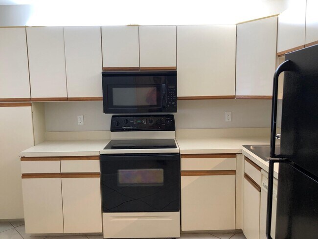 Building Photo - 3711 Carambola Cir N