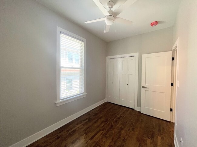 Building Photo - 4815 W Ainslie St