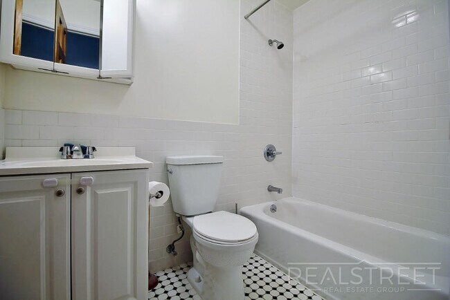 Building Photo - Great Deal on a Updated 1 BR in Cobble Hil...