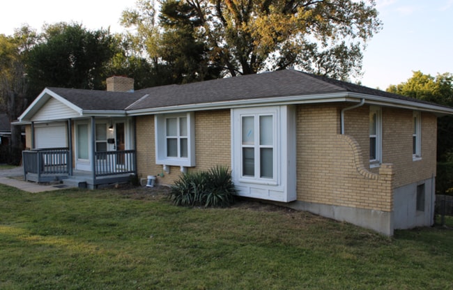 Building Photo - 4 Bedroom and 3 full bath home in Kansas C...
