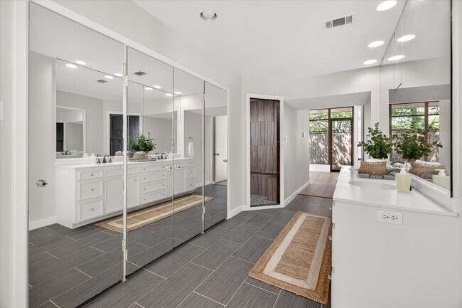 Building Photo - 147 Valley Dr