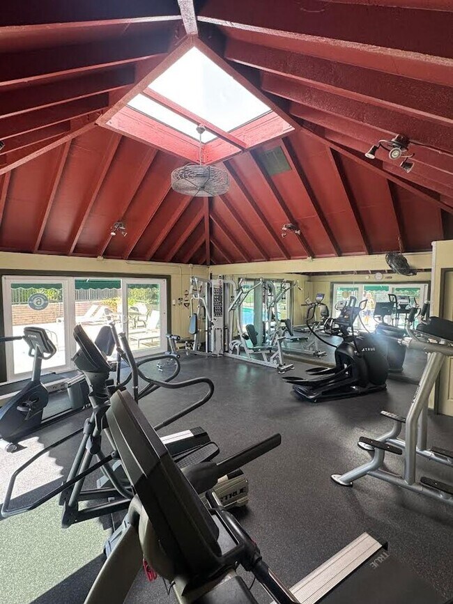 Building Photo - Renovated 2 Bedroom/ 1 Bathroom Condo Avai...