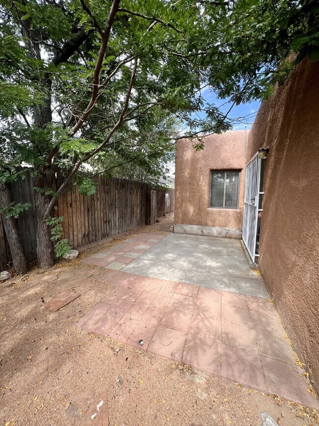 Building Photo - 2 bedroom / 1 bath close to KAFB and I-25 Move-in Special!
