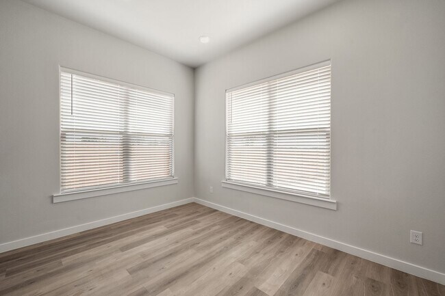 Building Photo - Pre leasing for July: 4-Bedrooms, 2-Bathroom