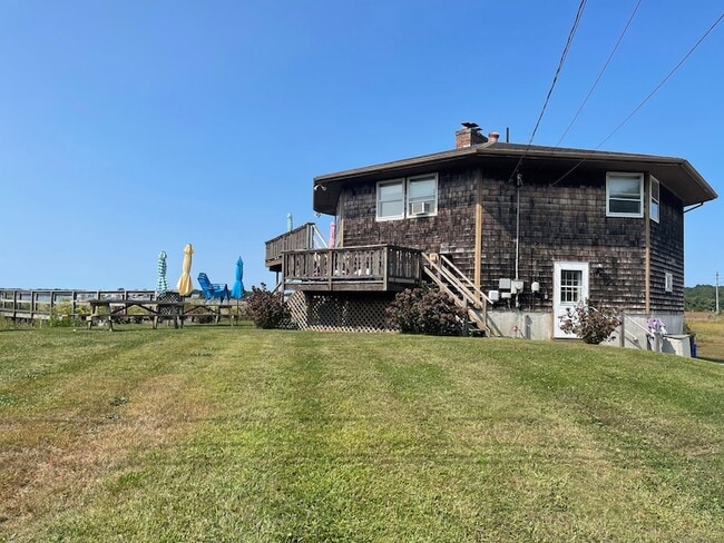 Building Photo - 14 Oak St