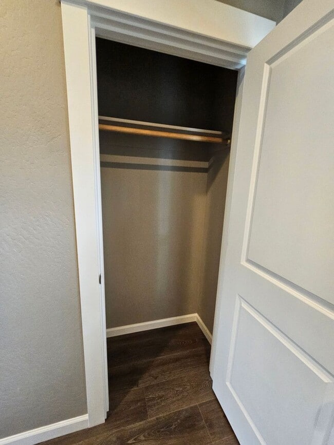 Building Photo - Beautiful 3 Bedroom Townhouse! Won't Last!