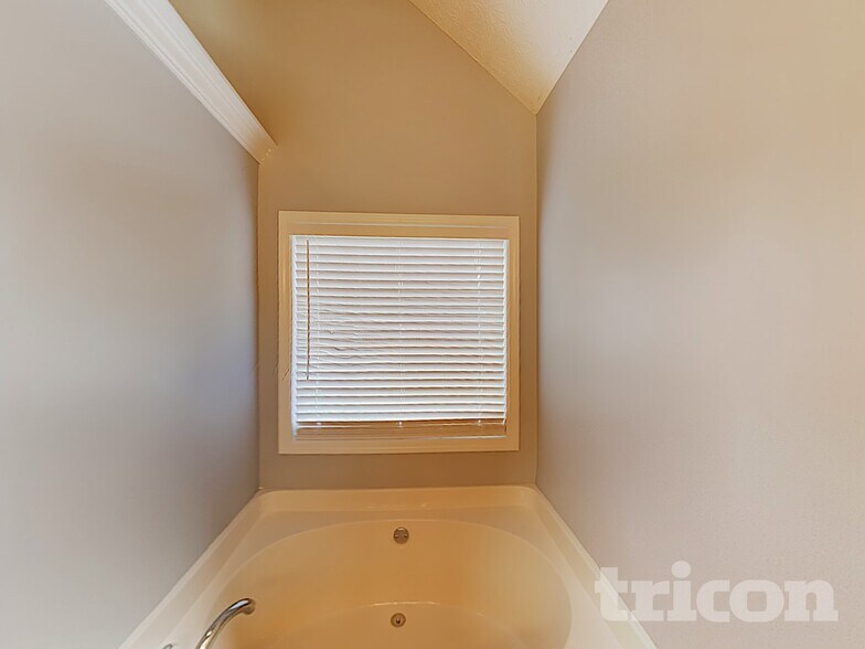 Building Photo - 150 Shadowbrook Dr