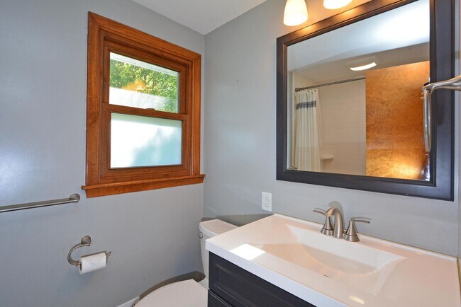 Building Photo - Beautiful 3-Bed 3-Bath Home in Golden Valley - Available 6/1!