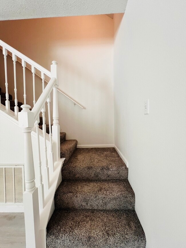 Building Photo - PRICE REDUCED!! Beautifully Updated 4 bed ...