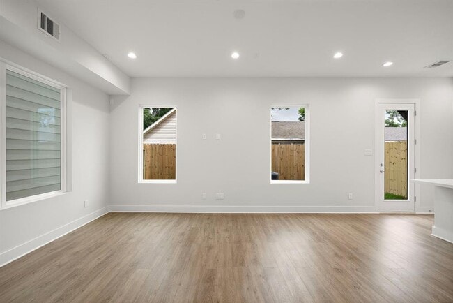Building Photo - 833 Dorchester St