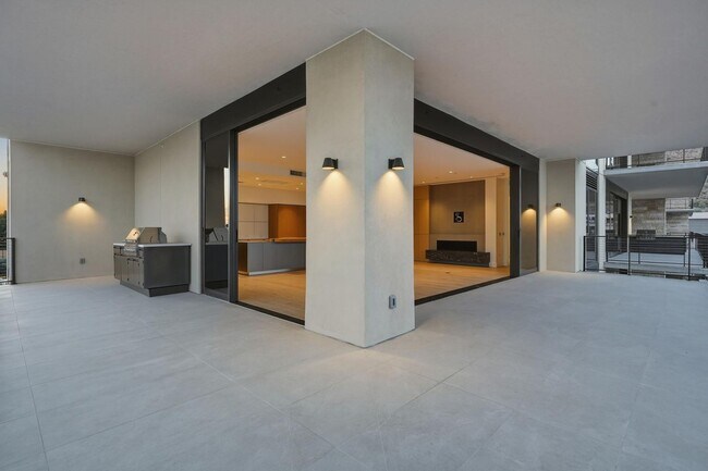 Building Photo - 4849 N Camelback Rdg Dr