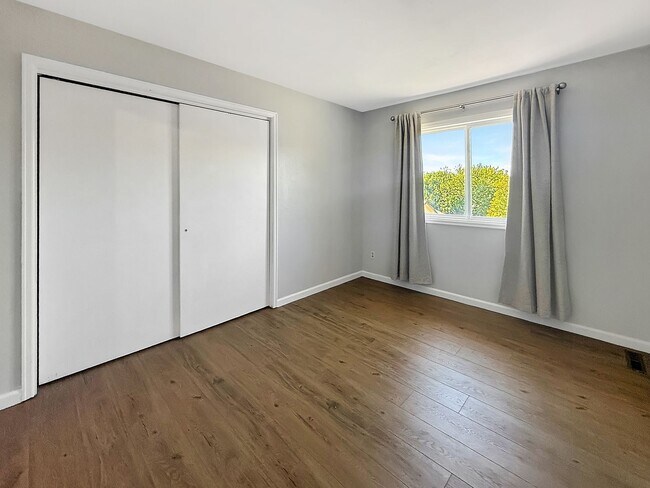 Building Photo - $0 DEPOSIT OPTION. SPACIOUS 4-BEDROOM CENT...