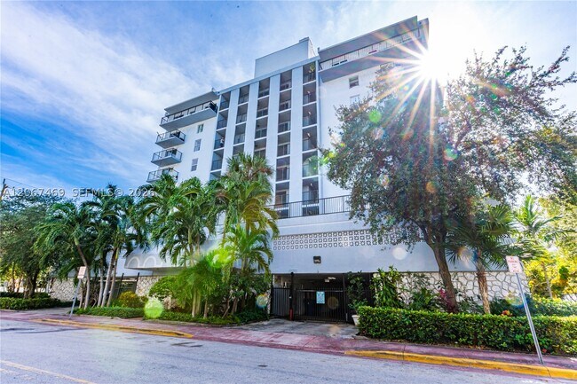 Building Photo - 899 West Dr