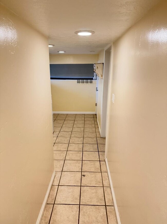 Building Photo - 565 Hollywood Ave