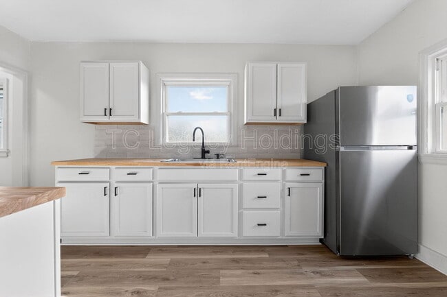 Building Photo - 604 1/2 Hart Street