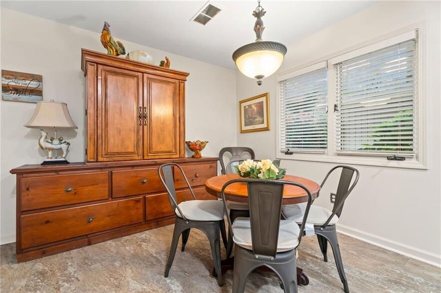 Building Photo - 4040 Summit Dr