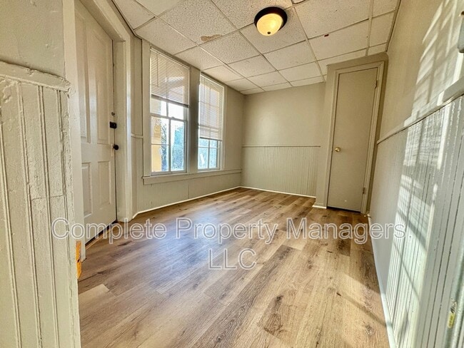 Building Photo - 325 E Washington St