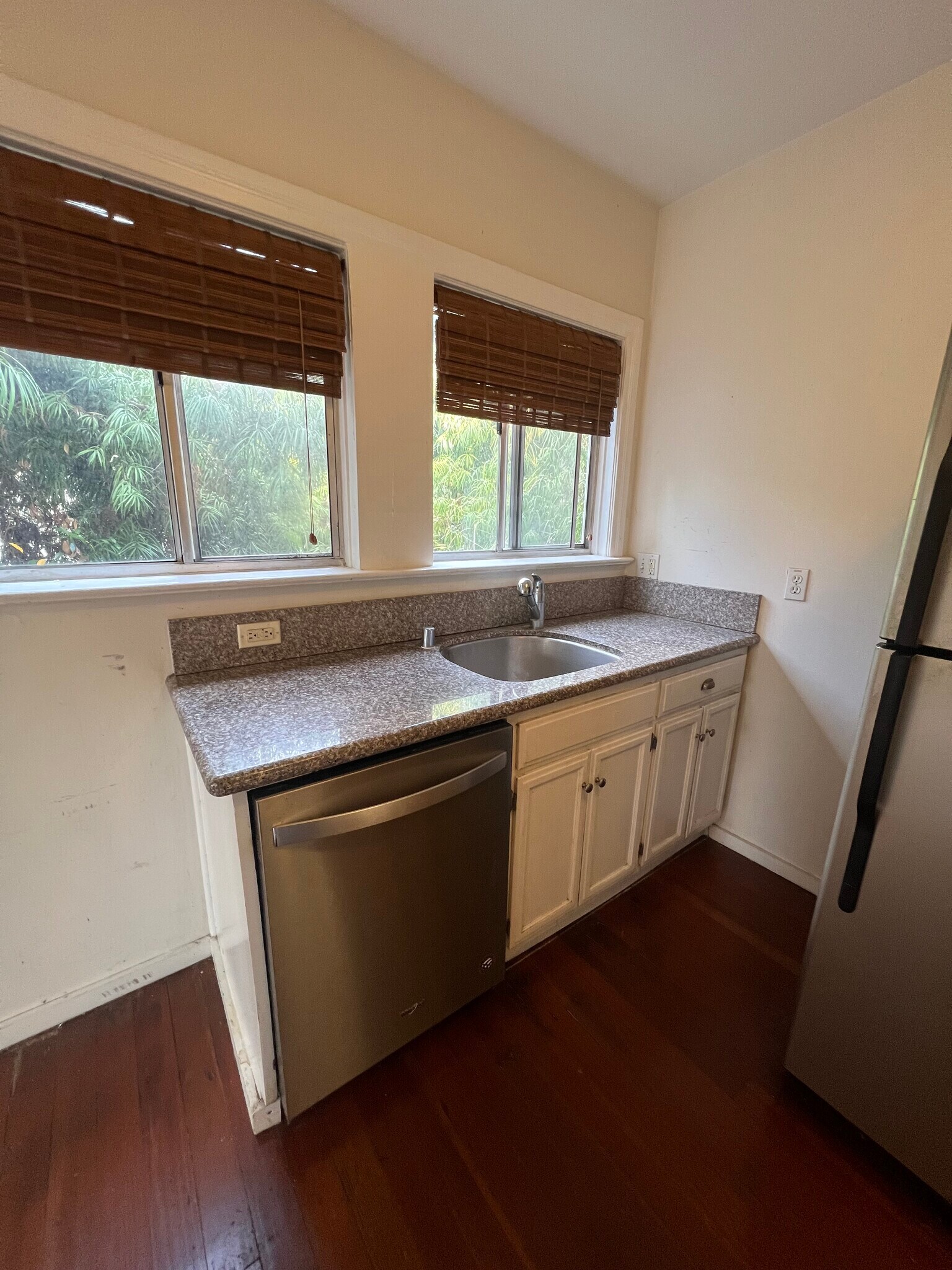 Building Photo - 502 1/2 N Heliotrope Dr