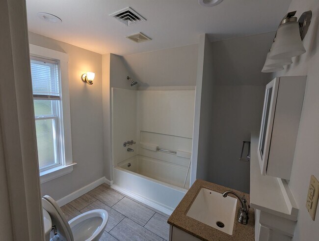 Building Photo - 2153 Slane Ave