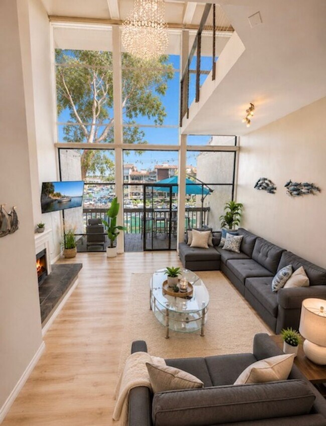 Building Photo - 7334 Marina Pacifica Dr N
